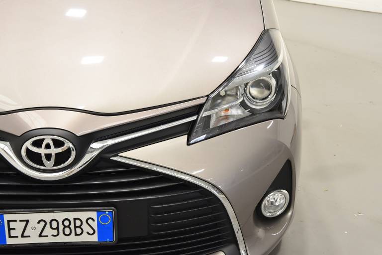 TOYOTA Yaris 15