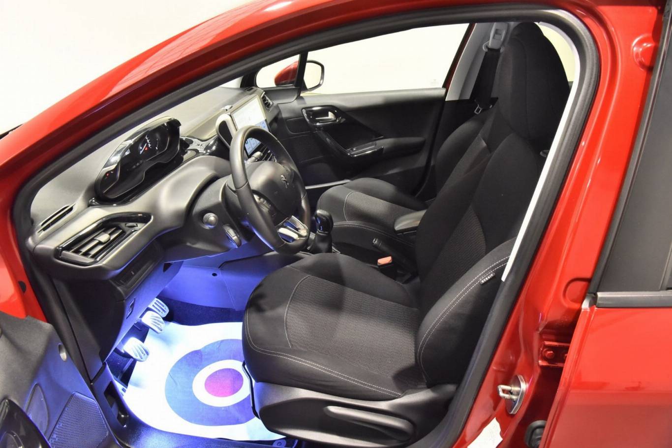 PEUGEOT 208 4