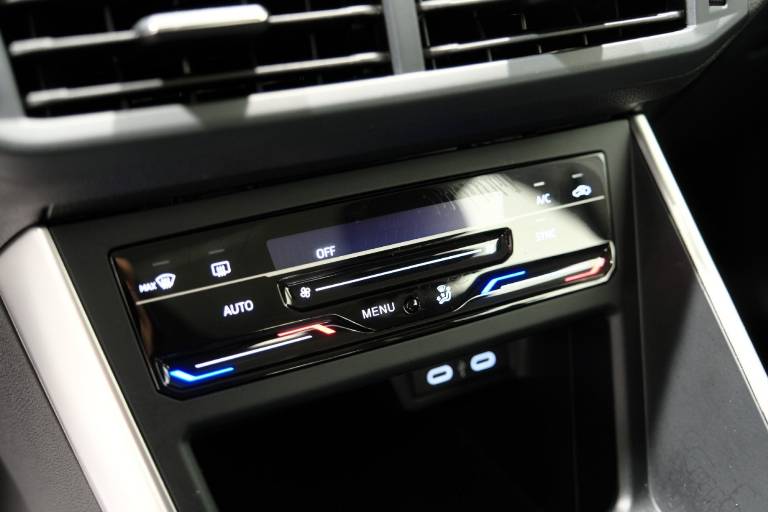 VOLKSWAGEN Polo 27