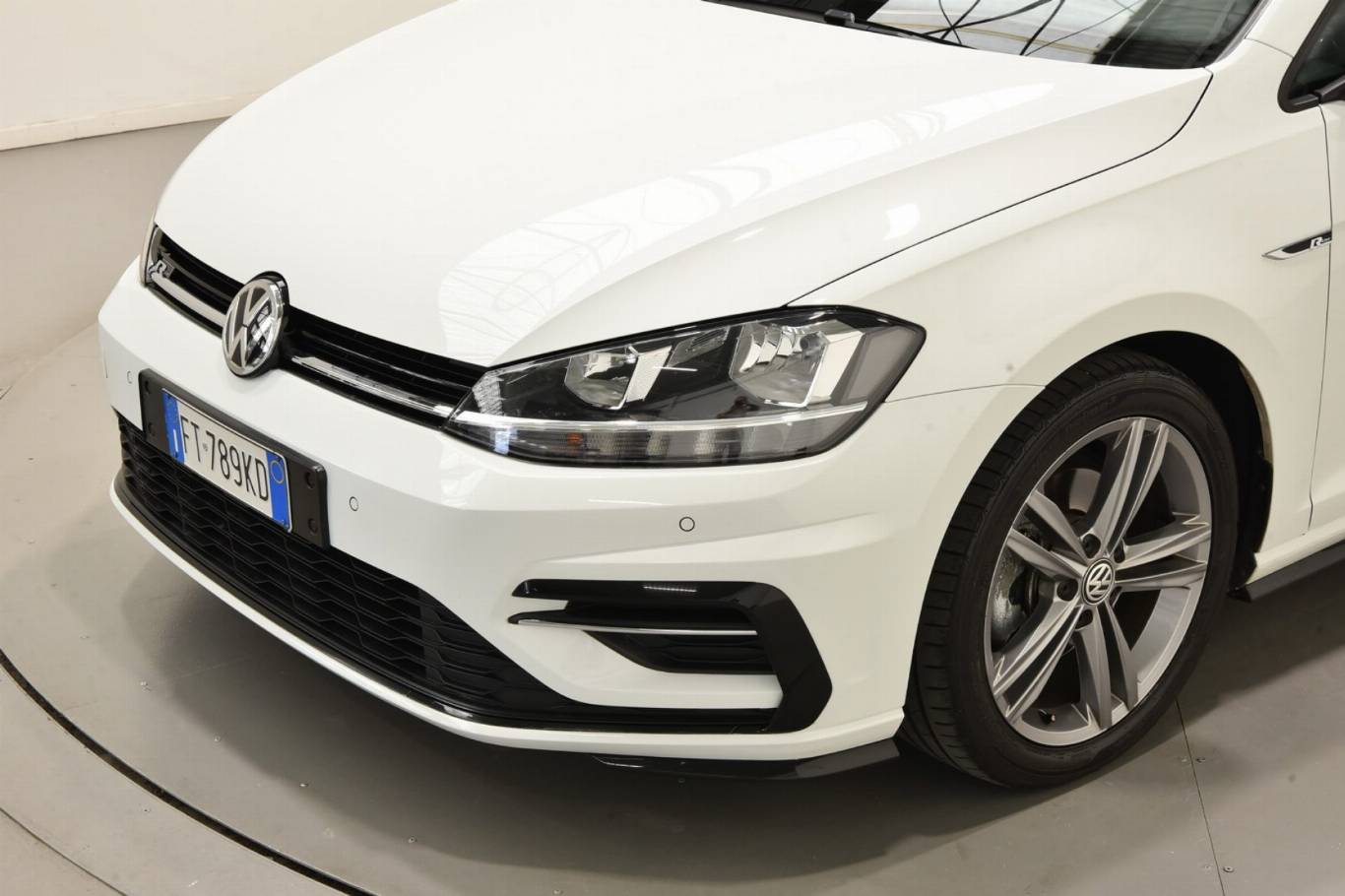VOLKSWAGEN Golf 46