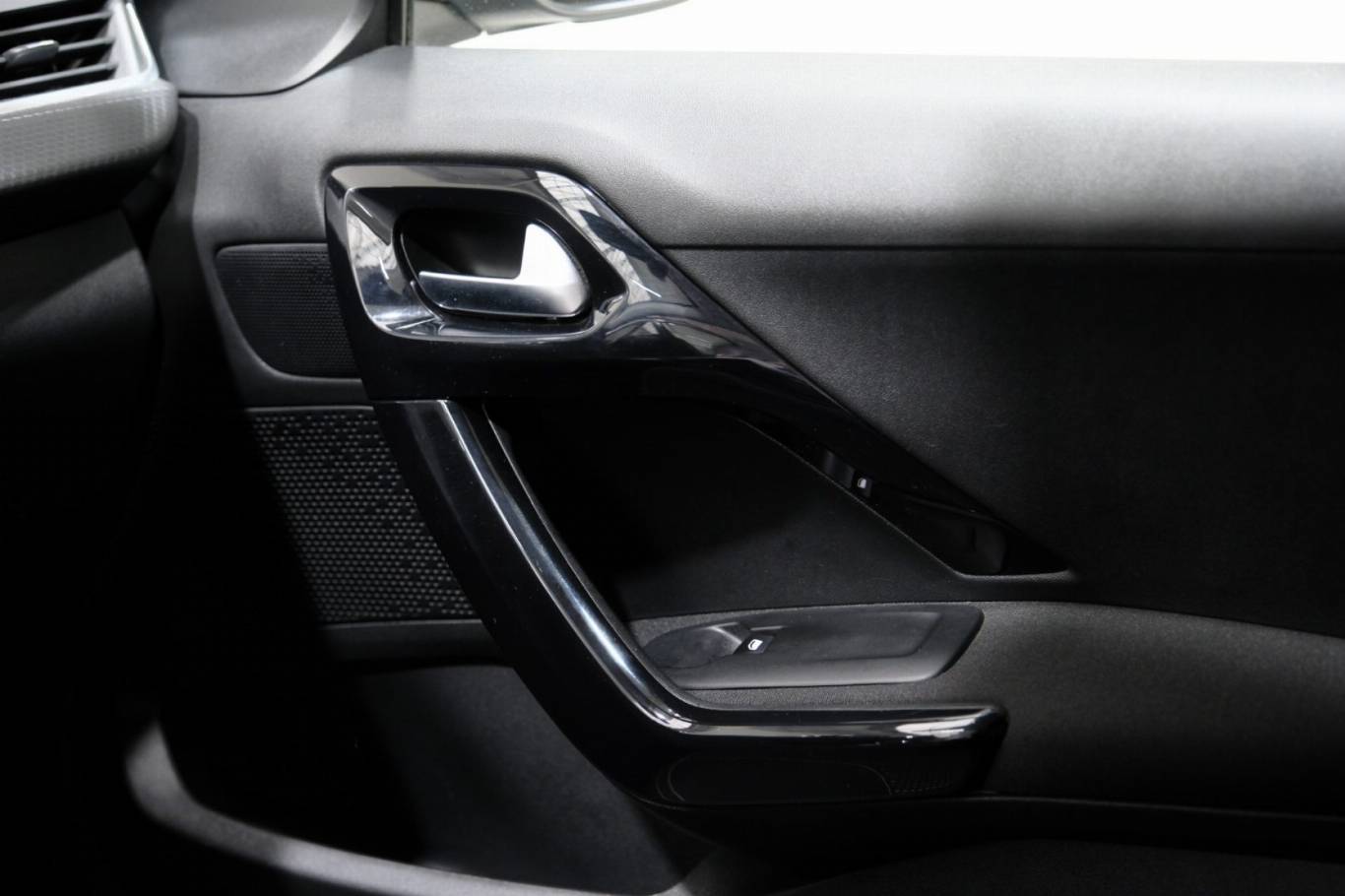 PEUGEOT 208 31