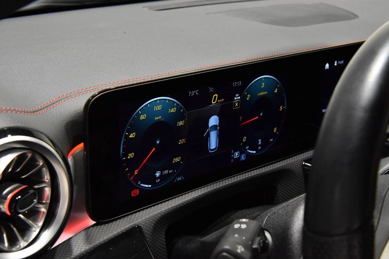 MERCEDES-BENZ CLA 200 4