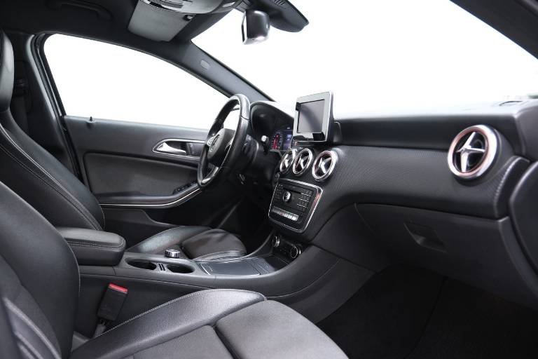 MERCEDES-BENZ A 180 52