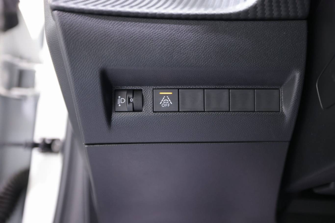 PEUGEOT 208 26
