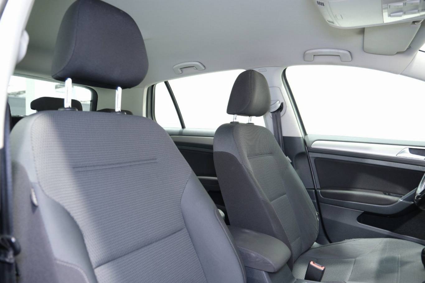 VOLKSWAGEN Golf 53