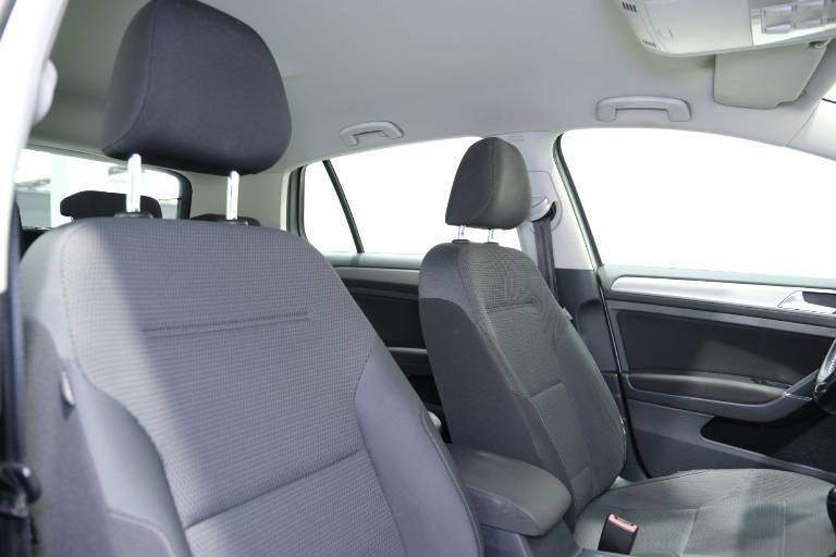 VOLKSWAGEN Golf 53