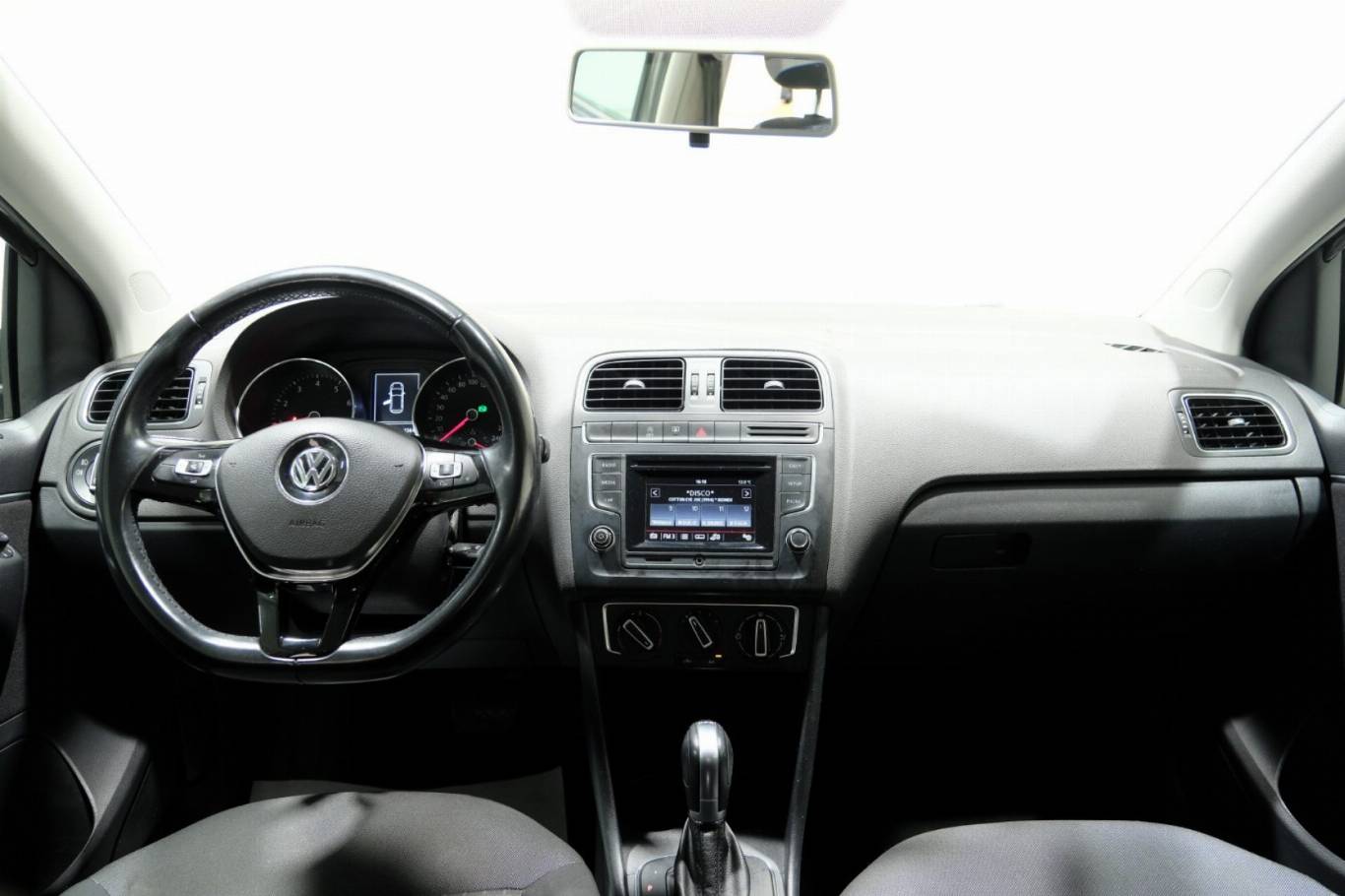 VOLKSWAGEN Polo 10