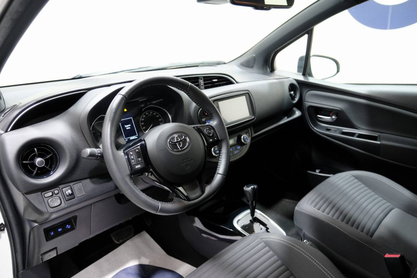 TOYOTA Yaris 5