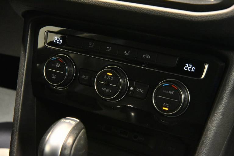 VOLKSWAGEN Tiguan 24