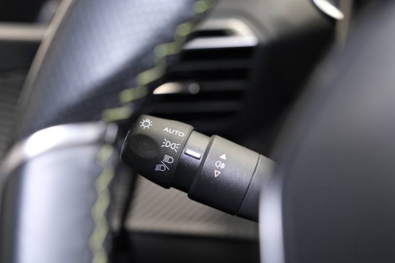 PEUGEOT 208 26
