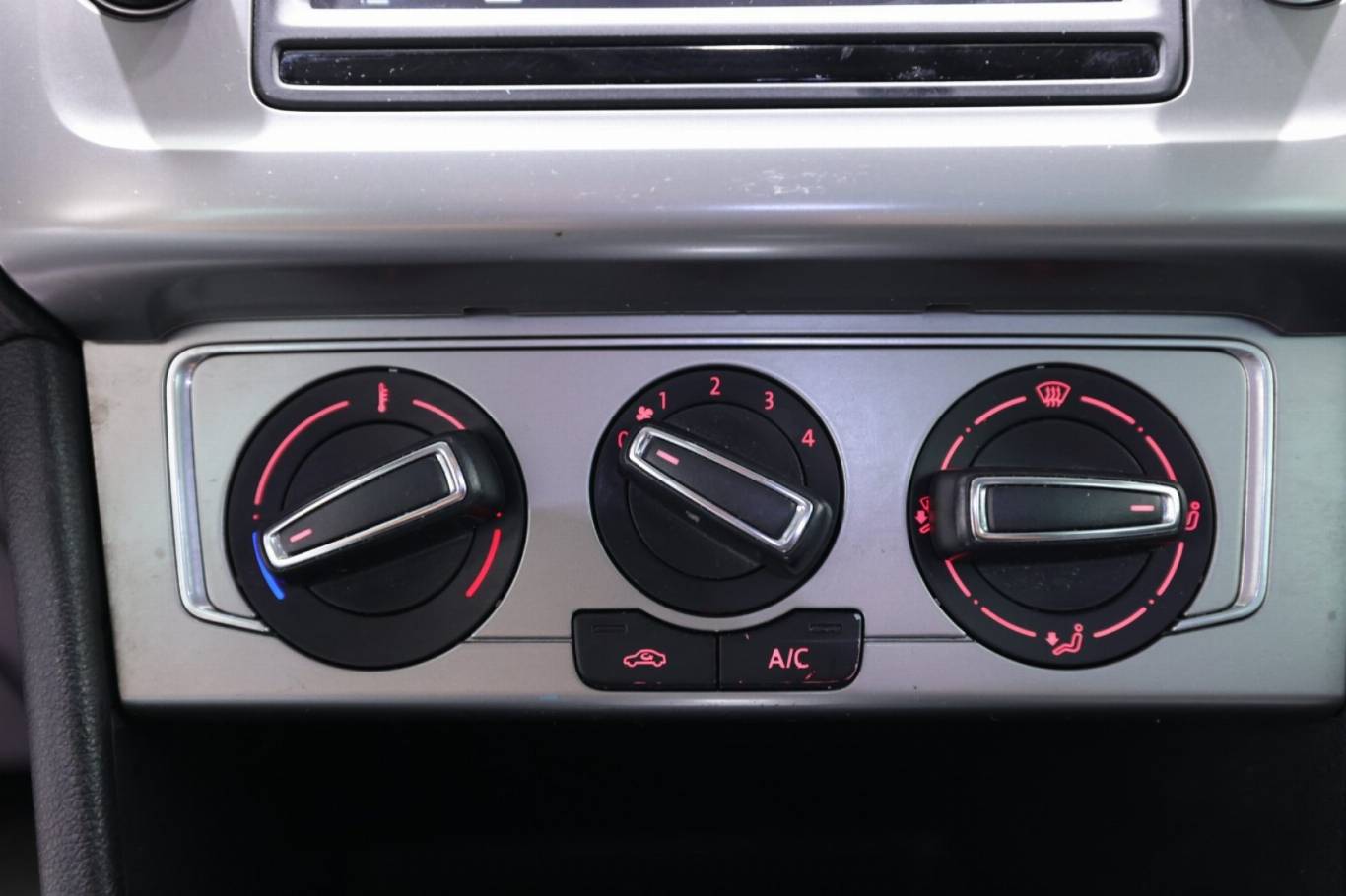 VOLKSWAGEN Polo 25