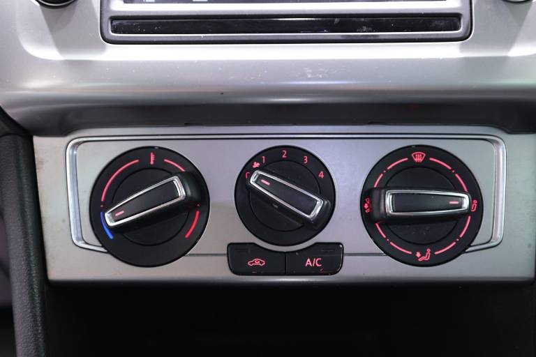 VOLKSWAGEN Polo 25
