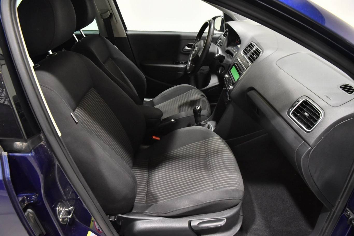 VOLKSWAGEN Polo 17