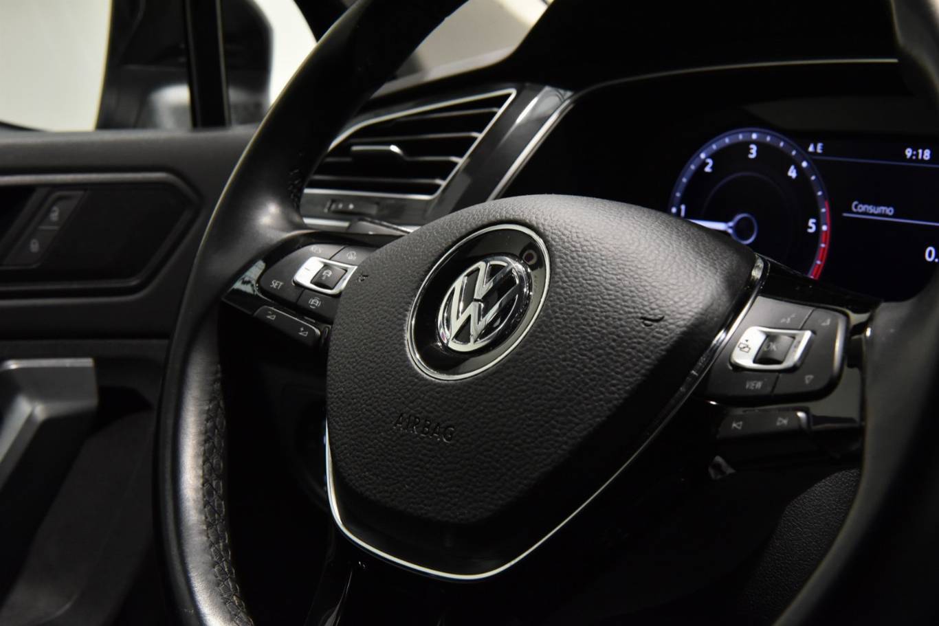 VOLKSWAGEN Tiguan 42