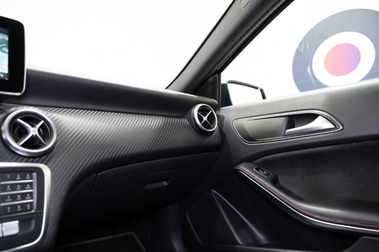 MERCEDES-BENZ A 180 33