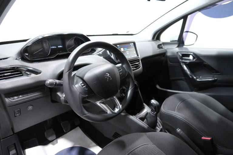 PEUGEOT 208 5