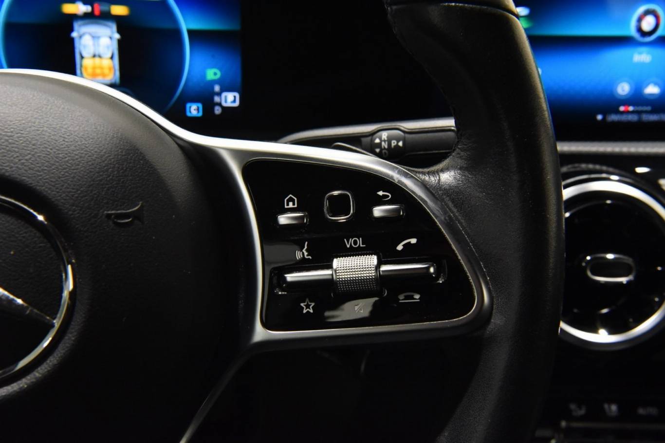 MERCEDES-BENZ A 180 8