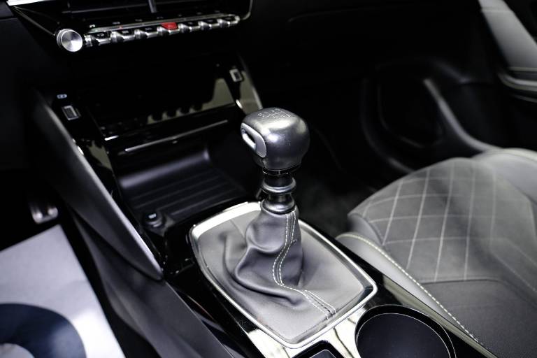 PEUGEOT 208 31
