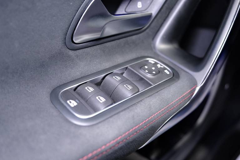 MERCEDES-BENZ A 180 35