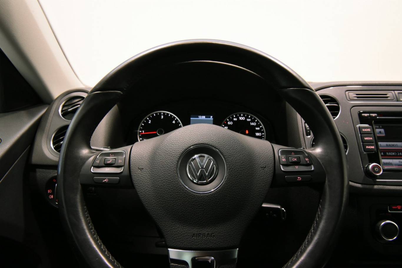 VOLKSWAGEN Tiguan 40
