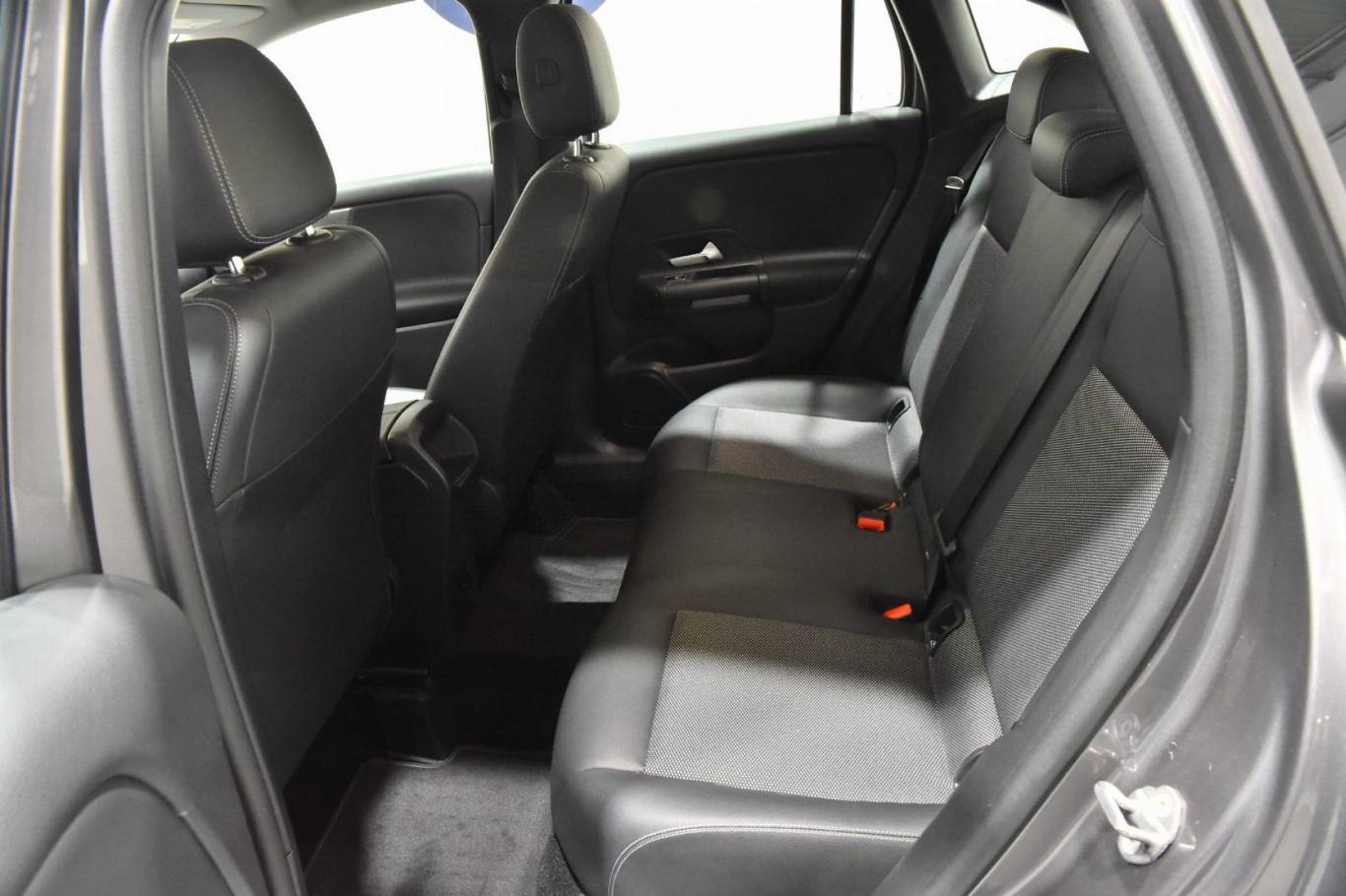 MERCEDES-BENZ GLA 180 9