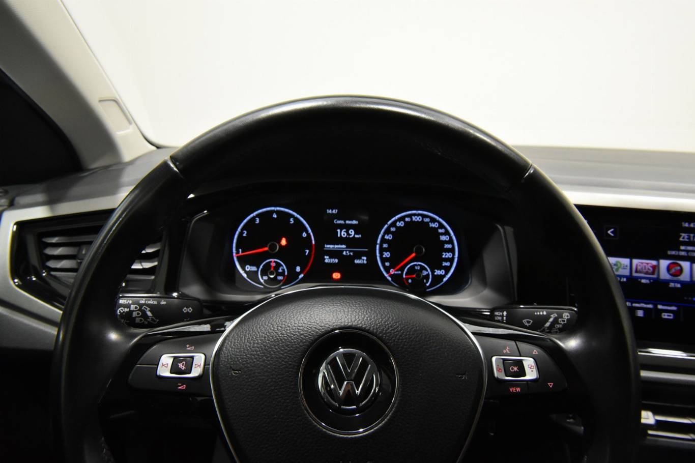 VOLKSWAGEN Polo 9