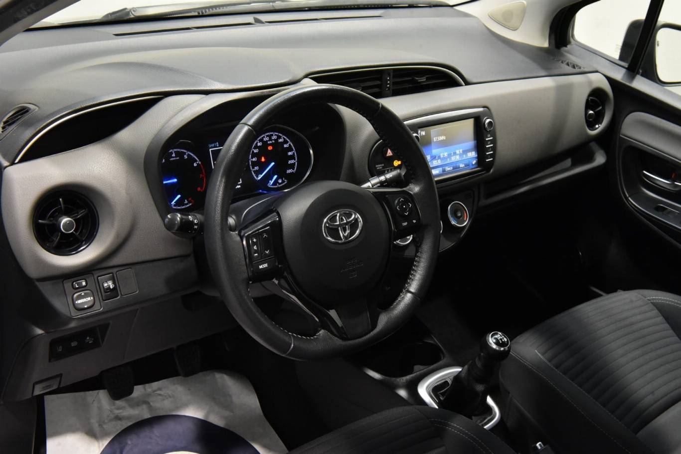 TOYOTA Yaris 3