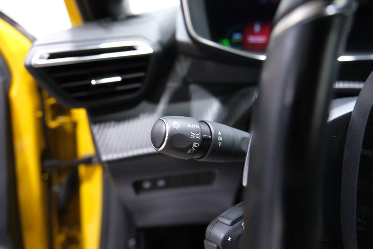PEUGEOT 208 24