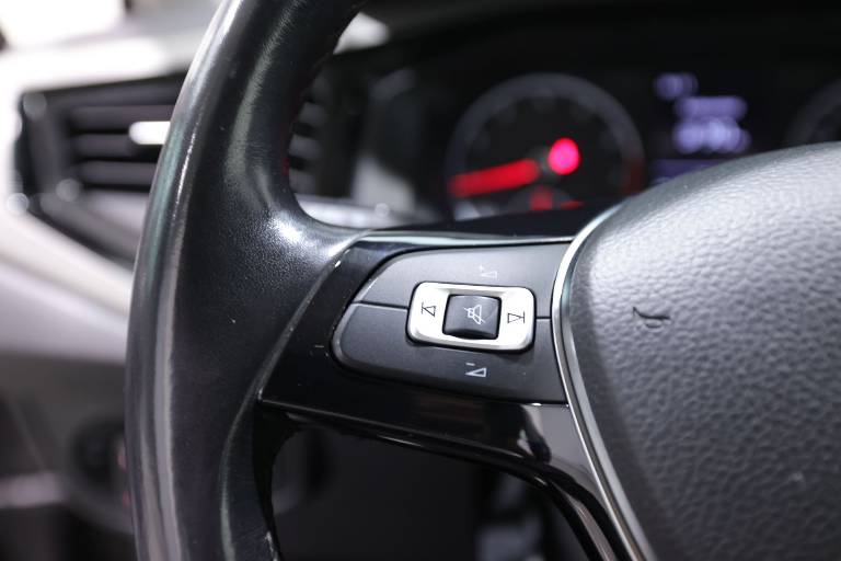 VOLKSWAGEN Polo 16