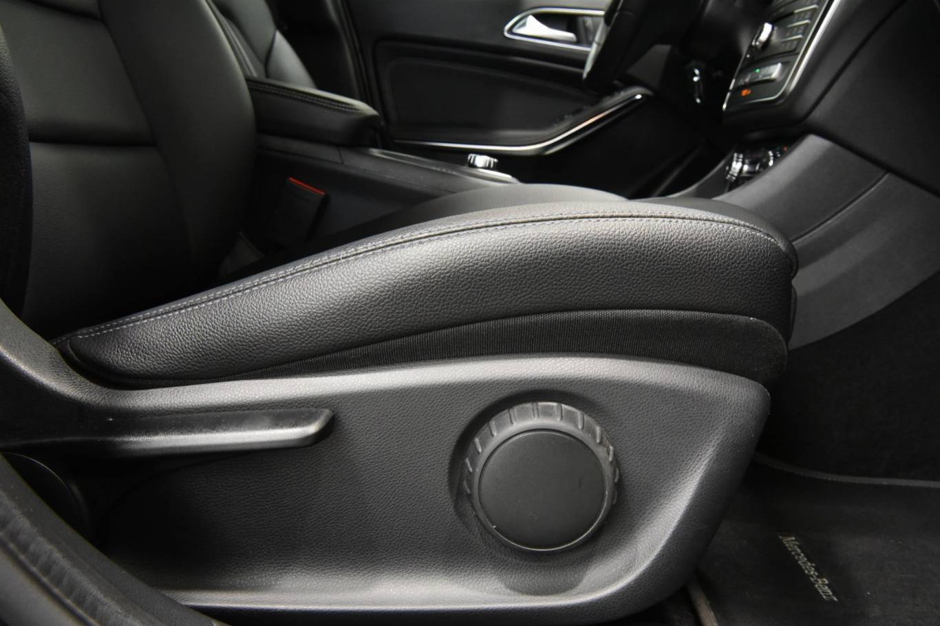 MERCEDES-BENZ GLA 200 48