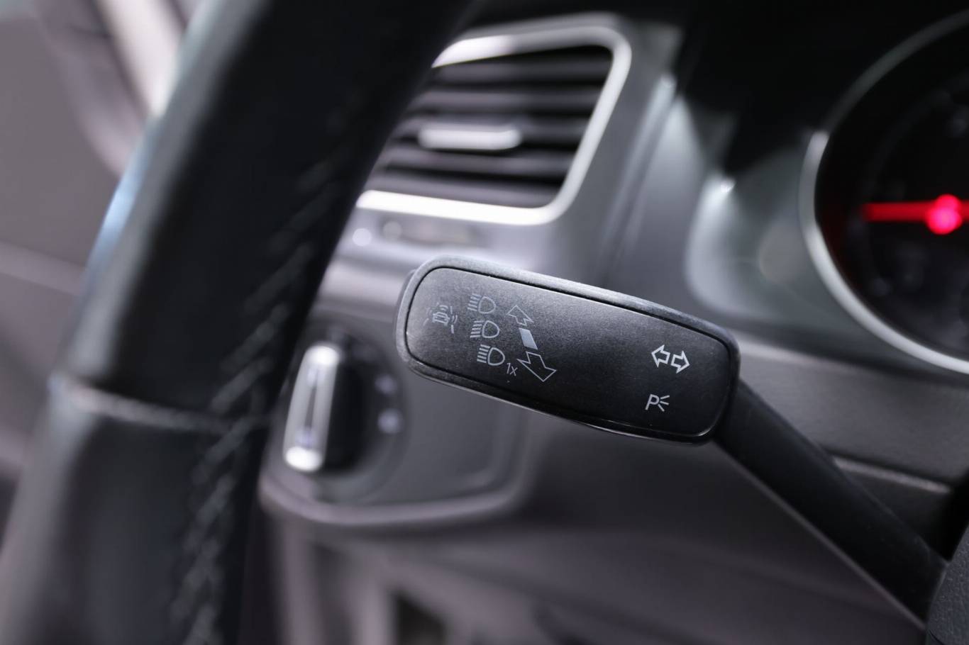 VOLKSWAGEN Golf 23