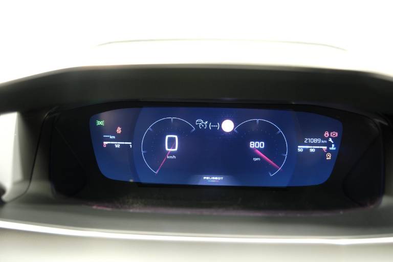 PEUGEOT 208 8
