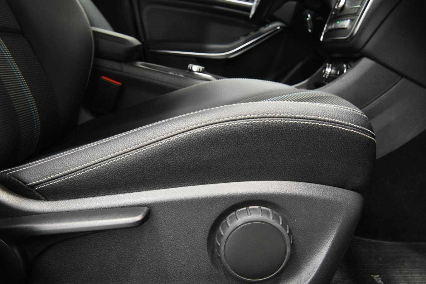 MERCEDES-BENZ CLA 200 44