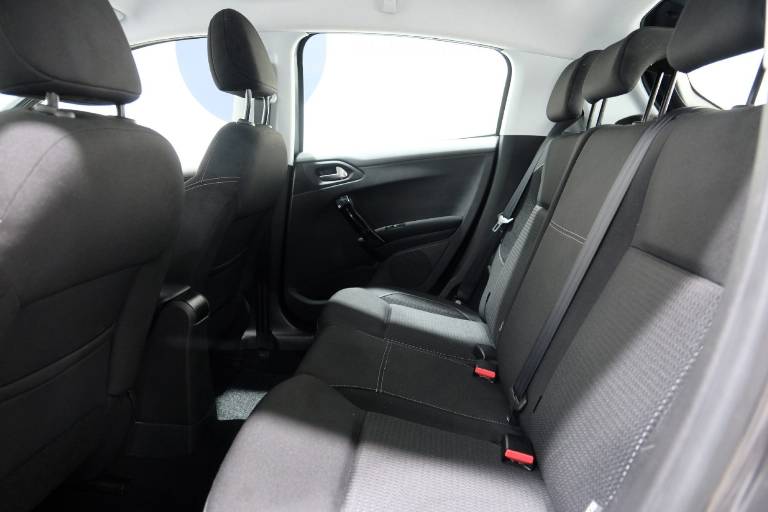 PEUGEOT 208 37