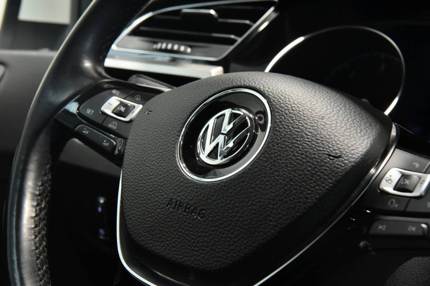 VOLKSWAGEN Touran 24