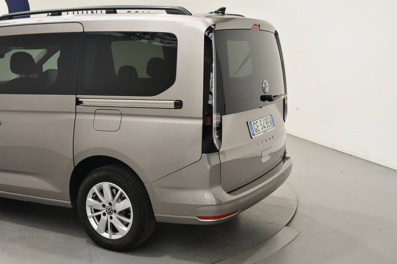 VOLKSWAGEN Caddy 37