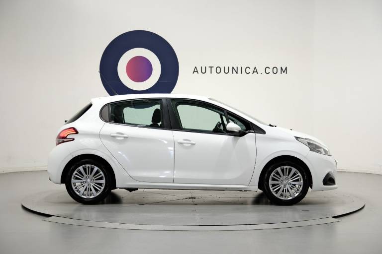 PEUGEOT 208 4