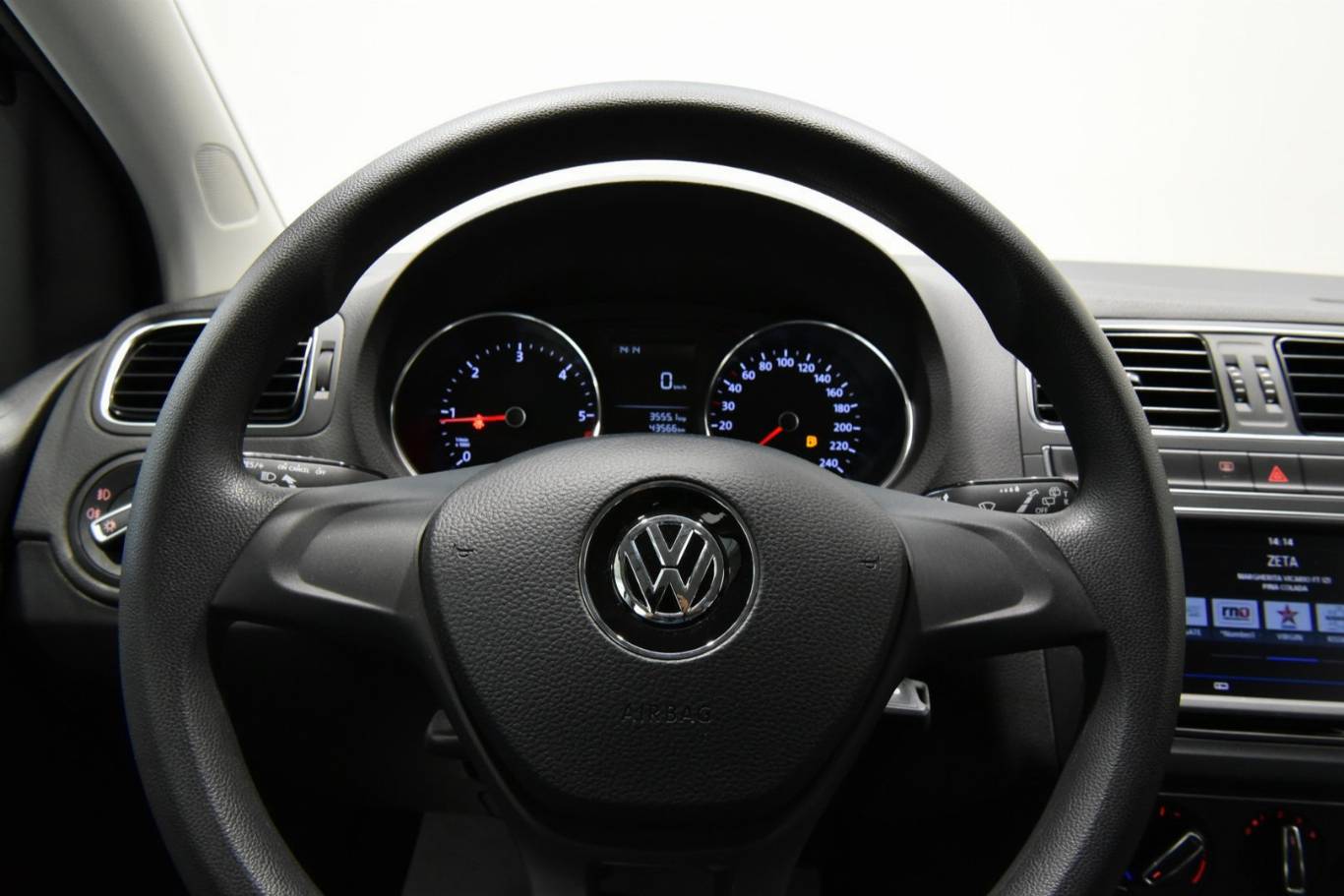 VOLKSWAGEN Polo 8