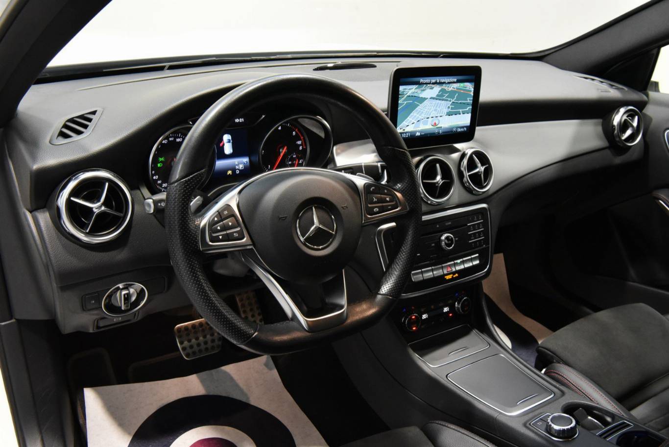 MERCEDES-BENZ GLA 200 3