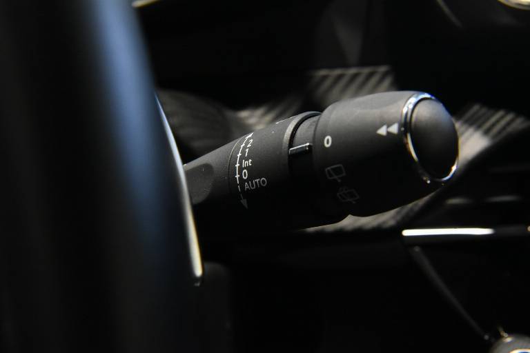PEUGEOT 208 37