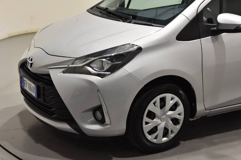 TOYOTA Yaris 18