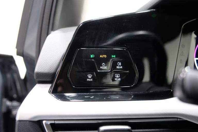 VOLKSWAGEN Golf 28