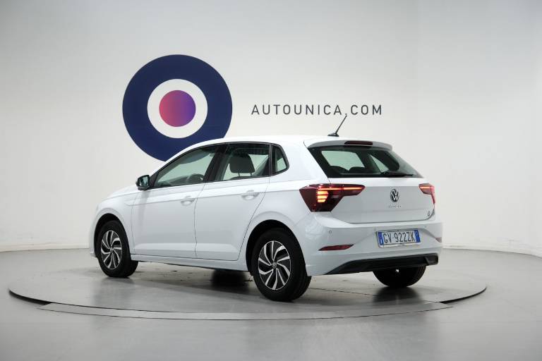 VOLKSWAGEN Polo 17