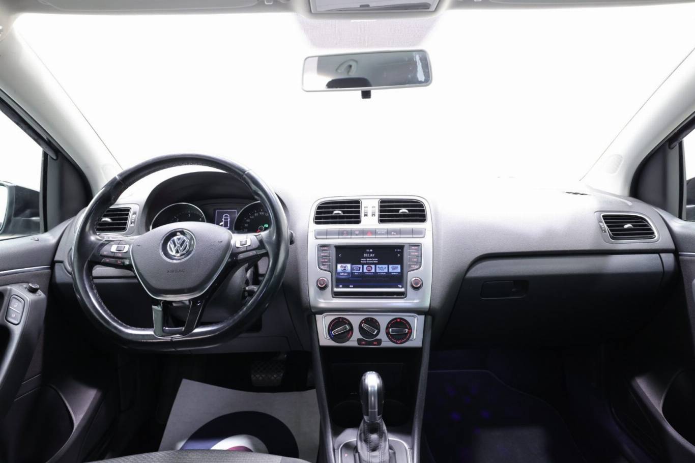 VOLKSWAGEN Polo 10