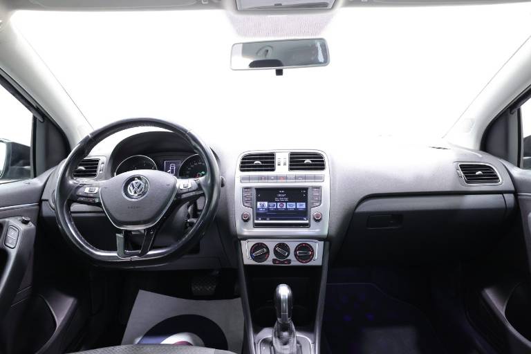 VOLKSWAGEN Polo 10