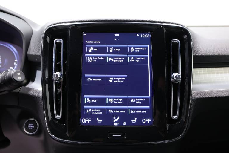 VOLVO XC40 28