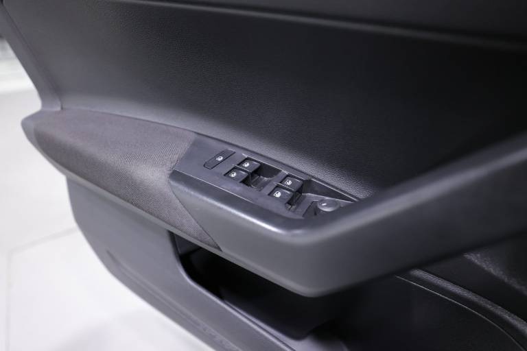 VOLKSWAGEN Polo 32