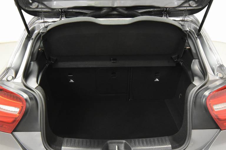 MERCEDES-BENZ A 45 AMG 13