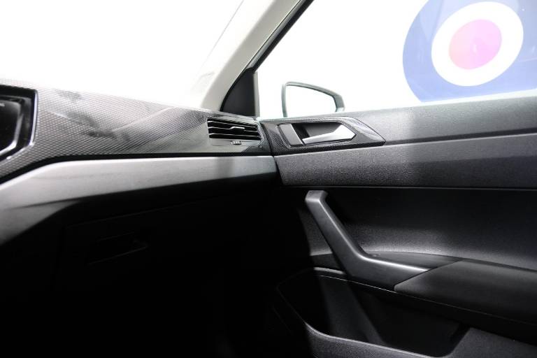 VOLKSWAGEN Polo 33