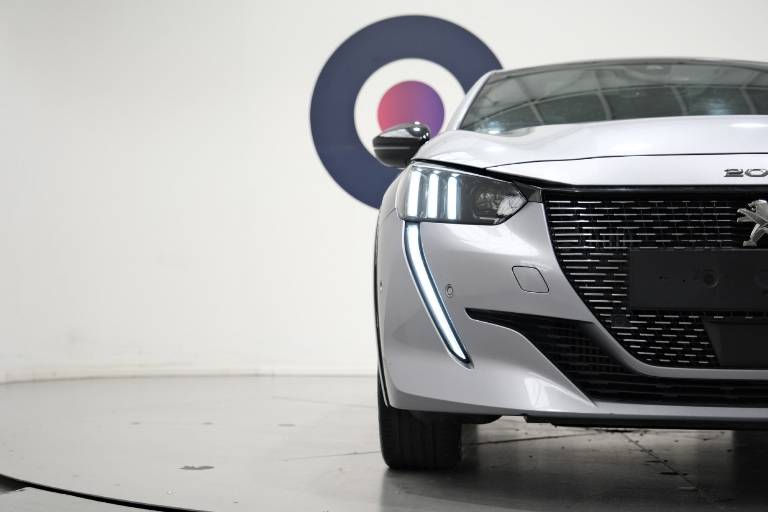 PEUGEOT 208 57